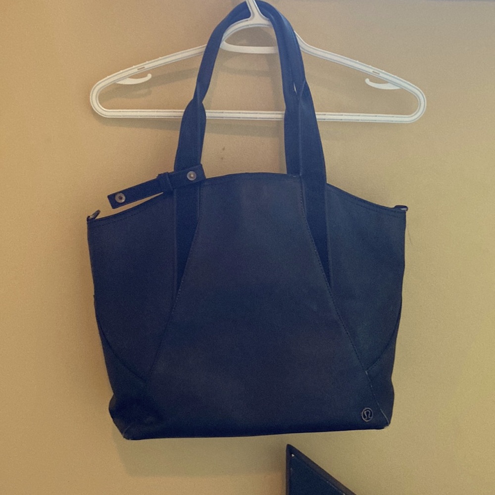 Lululemon All day tote bag very well loved purse boot camp/outdoor fitness Black